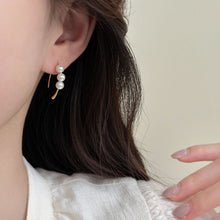 حلق نصف دائري باللؤلؤ مع إطار مطلي بماء الذهب