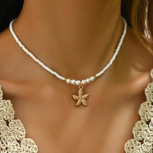 سلسلة حبات لؤلؤ مع نجمة بحر ذهبية – ستايل بحري بسيط