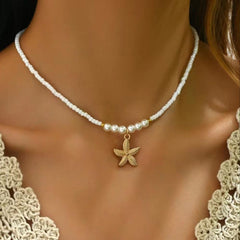 سلسلة حبات لؤلؤ مع نجمة بحر ذهبية – ستايل بحري بسيط