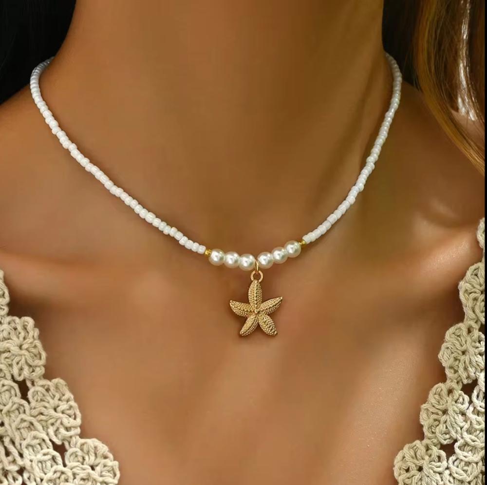 سلسلة حبات لؤلؤ مع نجمة بحر ذهبية – ستايل بحري بسيط
