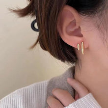 حلق أذن ذهبي مزدوج بتصميم مائل – ستايل مينيمال عصري