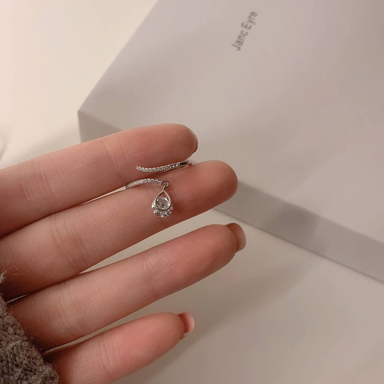 خاتم فري سايز كريستال مع فصوص زركون - batcino.com