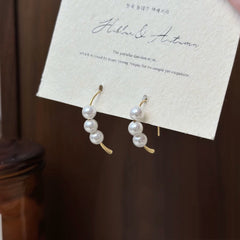 حلق نصف دائري باللؤلؤ مع إطار مطلي بماء الذهب