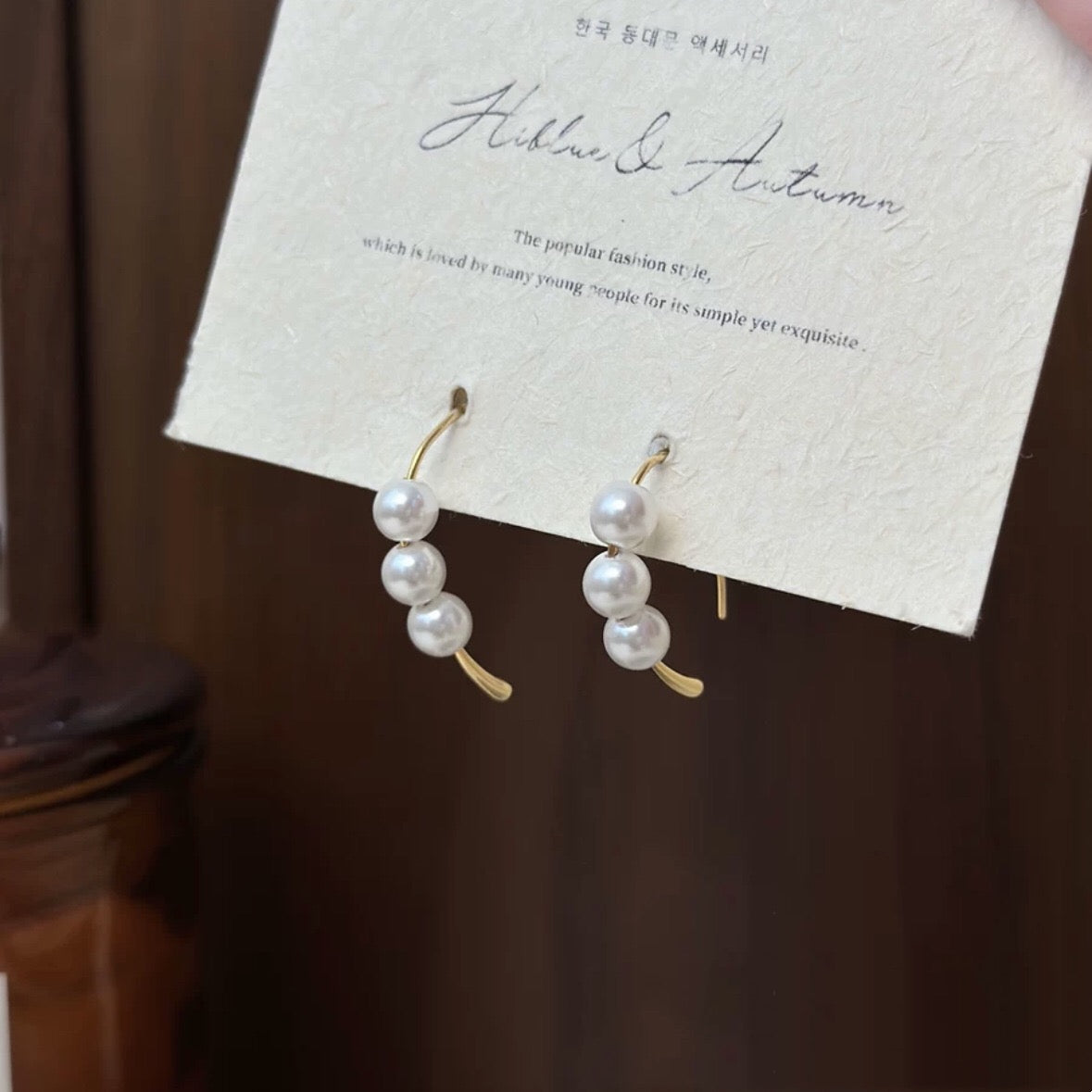 حلق نصف دائري باللؤلؤ مع إطار مطلي بماء الذهب