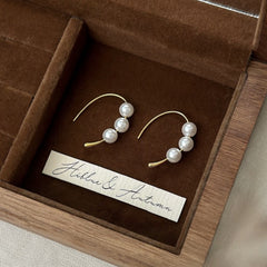 حلق نصف دائري باللؤلؤ مع إطار مطلي بماء الذهب