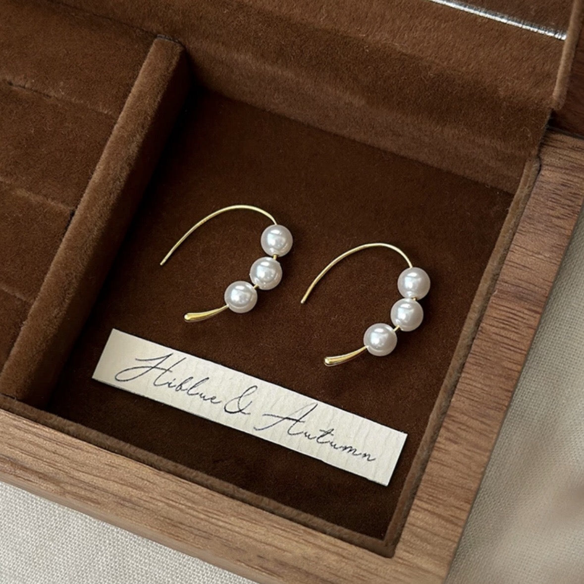 حلق نصف دائري باللؤلؤ مع إطار مطلي بماء الذهب