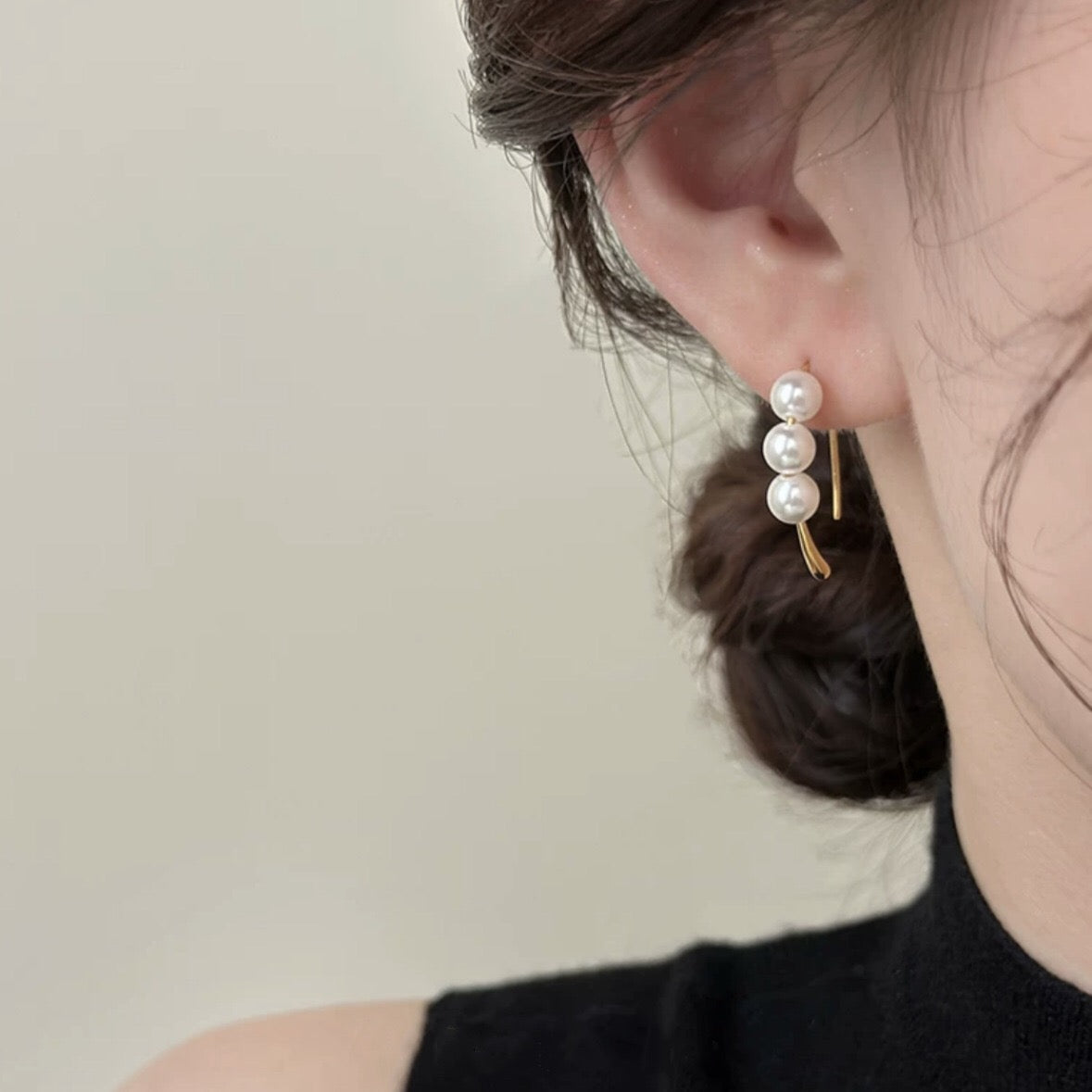 حلق نصف دائري باللؤلؤ مع إطار مطلي بماء الذهب