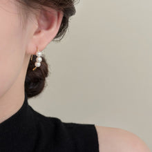 حلق نصف دائري باللؤلؤ مع إطار مطلي بماء الذهب