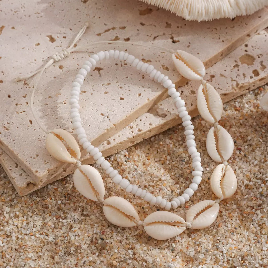 خلخال صيفي بصدف الكاوري وخرز أبيض - إكسسوار شاطئ أنيق ومزدوج الطبقات