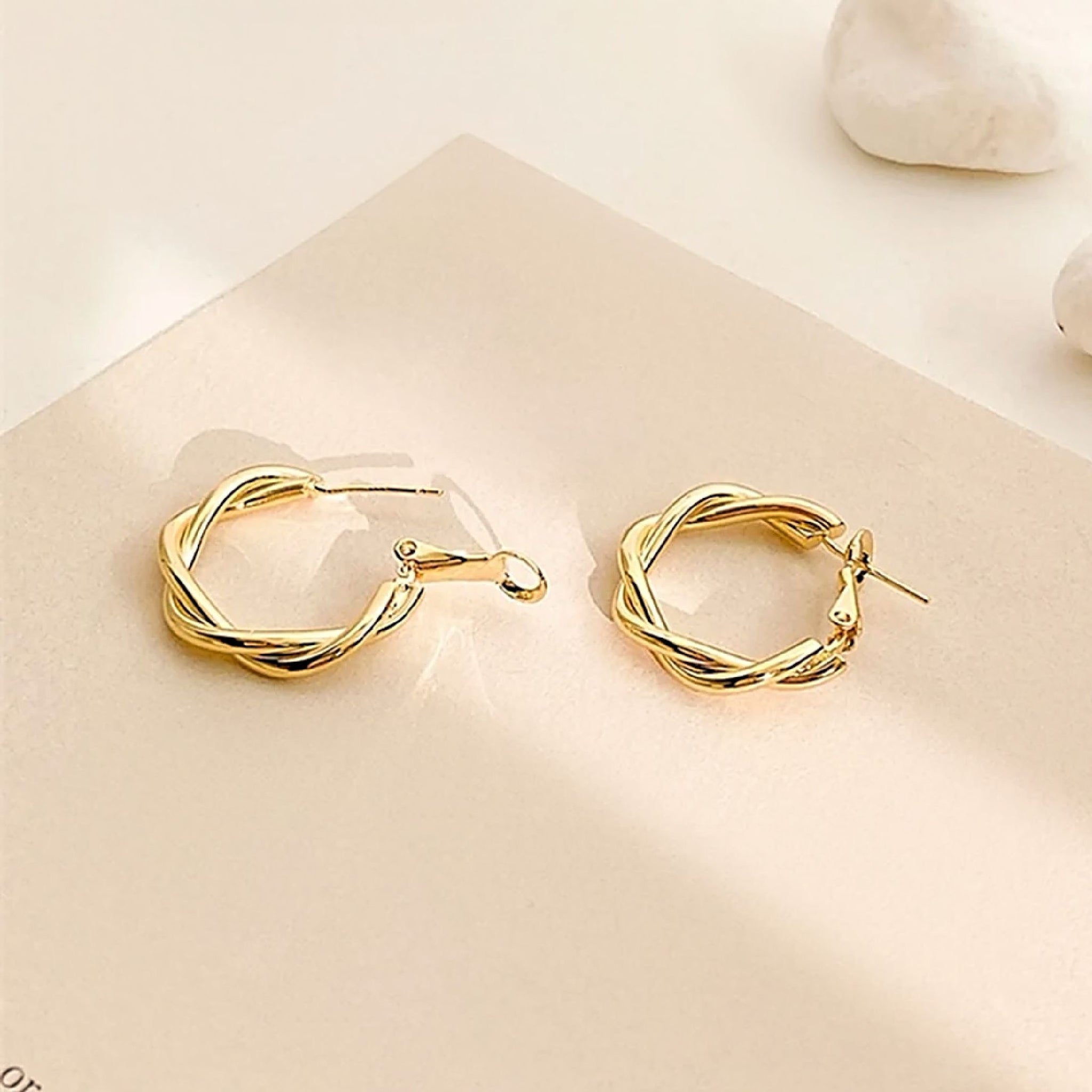 حلق أذن دائري ذهبي بتصميم كلاسيكي مطلي بماء الذهب  – أناقة كلاسيكية عصرية