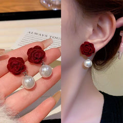 حلق بتصميم وردة بفص لؤلؤ راقي – استايل كلاسيك