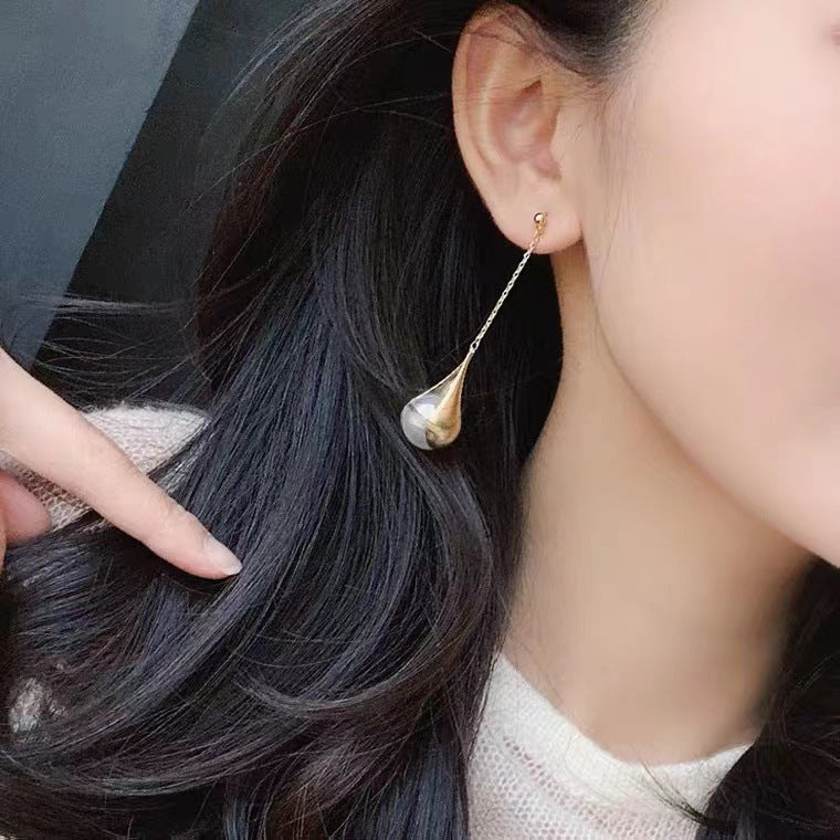 حلق لؤلؤ قطرة راقي للنساء – تصميم ذهبي أنيق