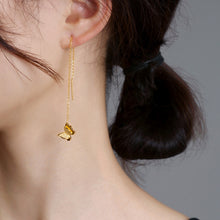 حلق أذن متدلي بسلسلة رفيعة وتصميم فراشة - مطلي بماء الذهب