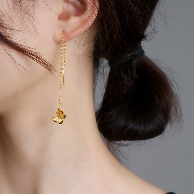 حلق أذن متدلي بسلسلة رفيعة وتصميم فراشة - مطلي بماء الذهب