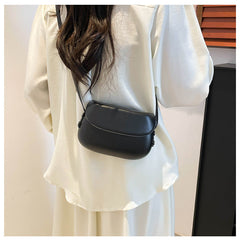 شنطة كروس ميني جلد ناعم بتصميم أنيق وعصري