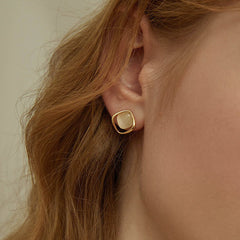 حلق أذن مربع بإطار ذهبي وحجر أبيض ناعم – أناقة مينيمال راقية