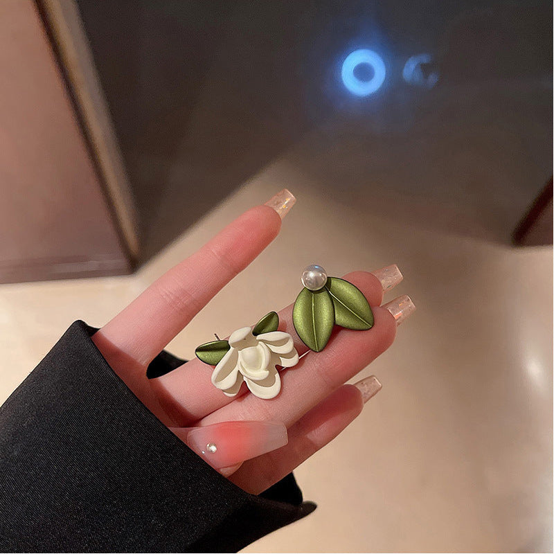 حلق بناتي وردة بيضاء مع ورق أخضر وفص لؤلؤ