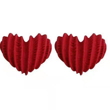 حلق قلب أحمر قطيفة مخملي – لمسة رومانسية ناعمة لكل يوم