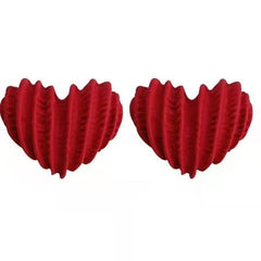 حلق قلب أحمر قطيفة مخملي – لمسة رومانسية ناعمة لكل يوم