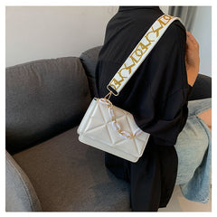 شنطة كروس بودي مبطنة بسلسلة – تصميم عصري أنيق