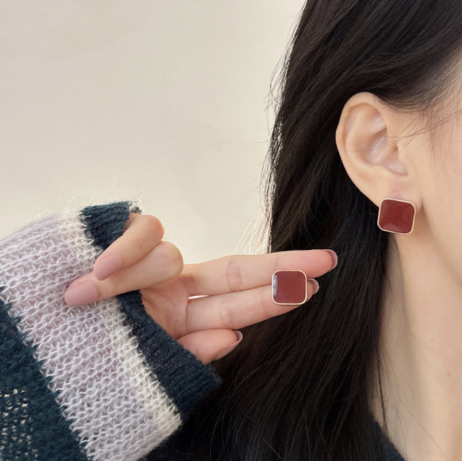 حلق أذن كلاسيك مربع باللون العنابي – تصميم أنيق بلمسة عصرية