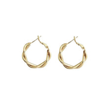 حلق أذن دائري ذهبي بتصميم كلاسيكي مطلي بماء الذهب  – أناقة كلاسيكية عصرية