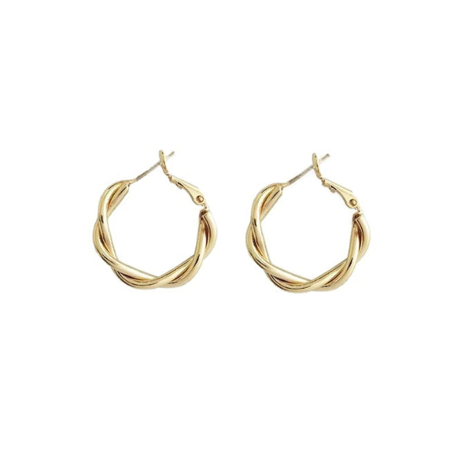 حلق أذن دائري ذهبي بتصميم كلاسيكي مطلي بماء الذهب  – أناقة كلاسيكية عصرية