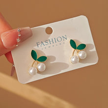 حلق أذن بتصميم كرز مرصع باللؤلؤ – لمسة أنيقة وناعمة