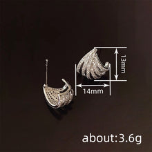 حلق موجة كريستال فضي – أناقة عصرية تلمع مع كل حركة