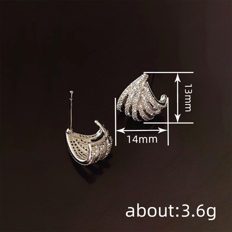 حلق موجة كريستال فضي – أناقة عصرية تلمع مع كل حركة