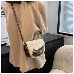 شنطة كروس بودي نصف دائرية بتصميم أنيق وسلسلة ذهبية