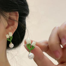 حلق ورد التوليب الأبيض مع لؤلؤة أنيقة – إطلالة ناعمة ورومانسية