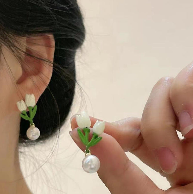 حلق ورد التوليب الأبيض مع لؤلؤة أنيقة – إطلالة ناعمة ورومانسية