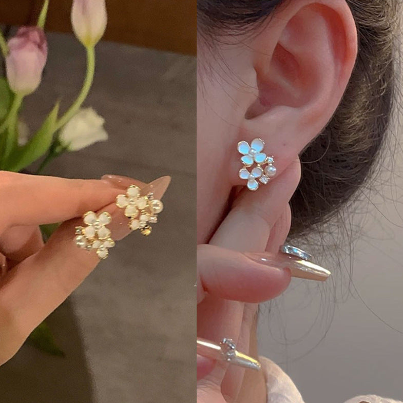حلق أذن بتصميم زهور مرصعة – لمسة أنثوية أنيقة