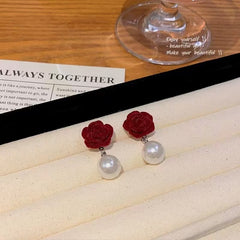 حلق بتصميم وردة بفص لؤلؤ راقي – استايل كلاسيك