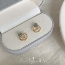 أقراط ذهبية دائرية مزينة بلؤلؤ مع حجر رمادي أنيق للنساء