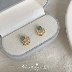 أقراط ذهبية دائرية مزينة بلؤلؤ مع حجر رمادي أنيق للنساء