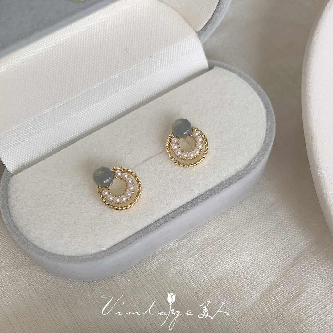 أقراط ذهبية دائرية مزينة بلؤلؤ مع حجر رمادي أنيق للنساء