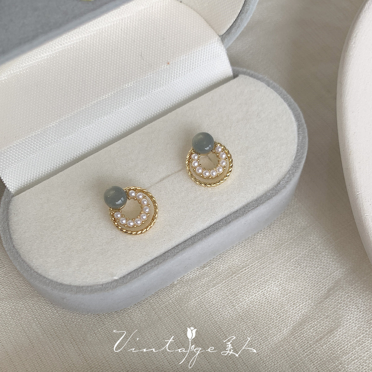 أقراط ذهبية دائرية مزينة بلؤلؤ مع حجر رمادي أنيق للنساء