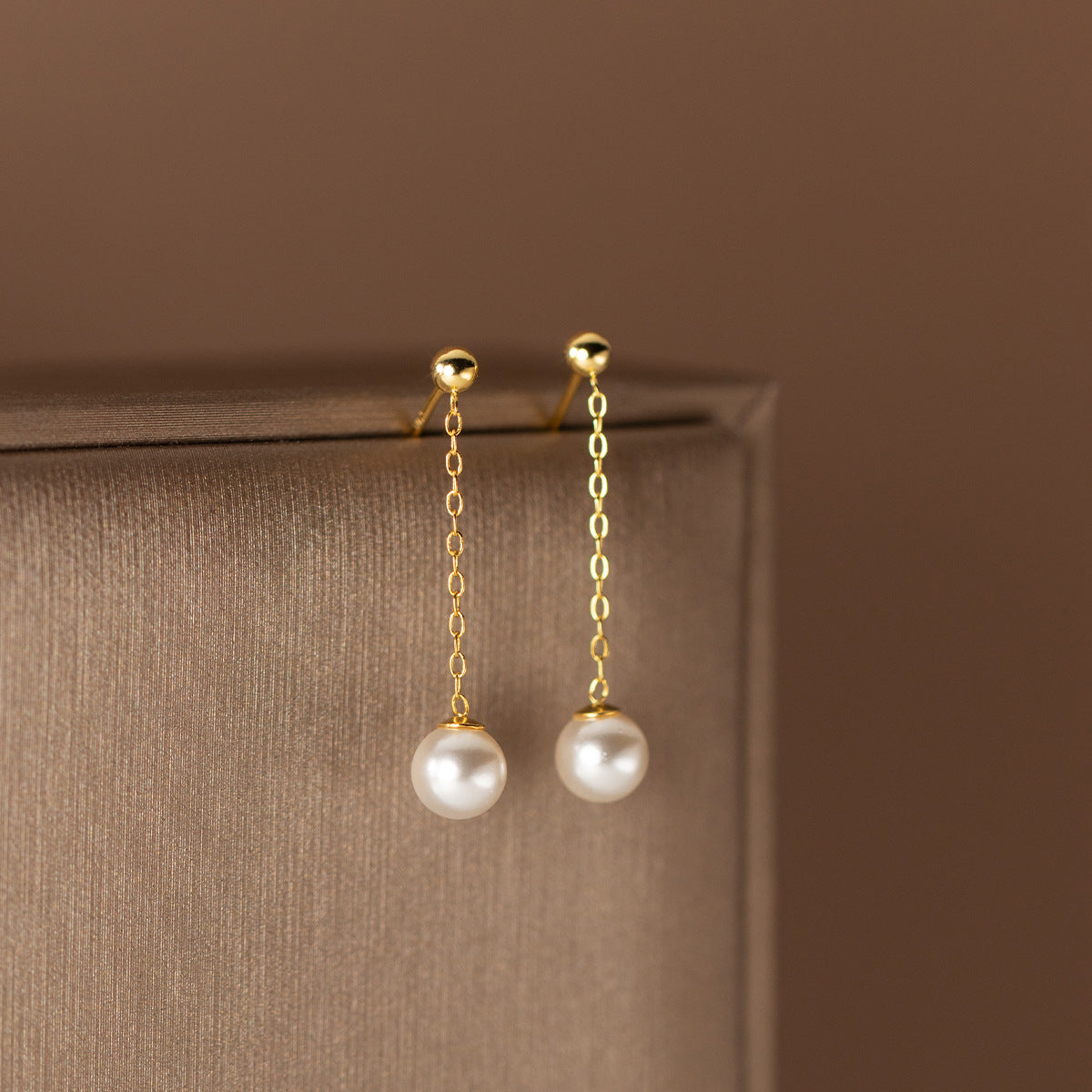 حلق نسائي دروب متدلي لؤلؤي مطلي بماء الذهب – أناقة كلاسيكية - تصميم فرنسي