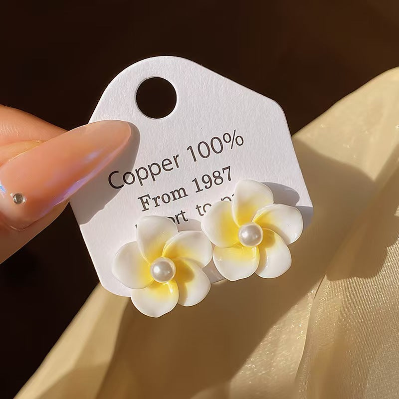 حلق للصيف وردة بيضاء وصفراء بفص لؤلؤ – ستايل رقيق