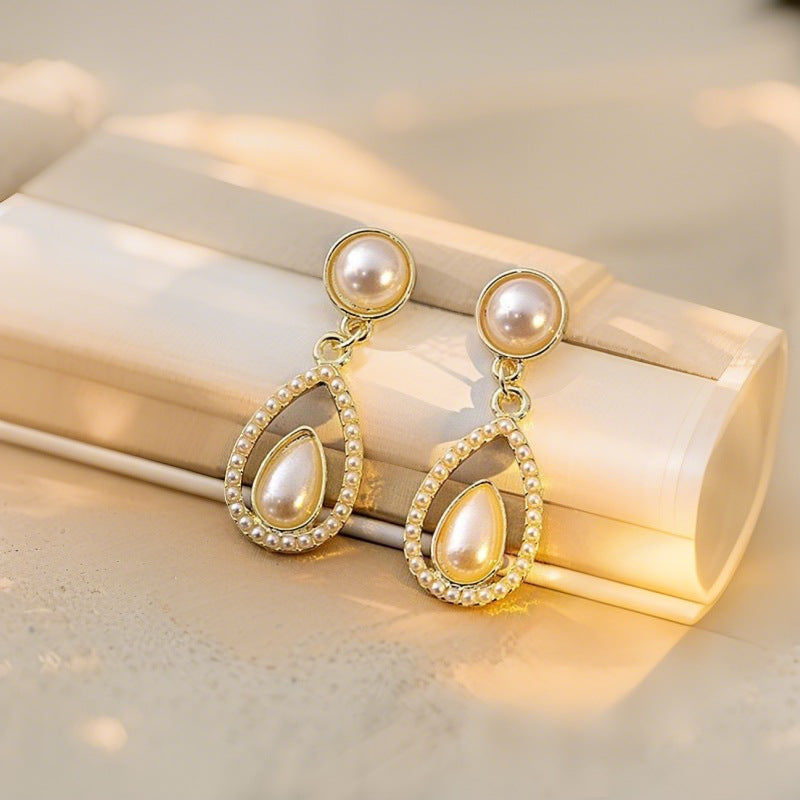 حلق أذن متدلي بتصميم دمعة مرصعة باللؤلؤ – أناقة راقية وفخامة ناعمة