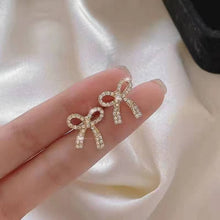 حلق نسائي فيونكة مطلي بماء الذهب مرصع بفصوص لامعة – تصميم أنيق