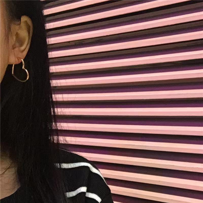 حلق هوب قلب معدني – بساطة عصرية تكمّل أي إطلالة