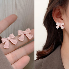 حلق فيونكة وردي ناعم – لمسة أنوثة رقيقة لإطلالتك اليومية