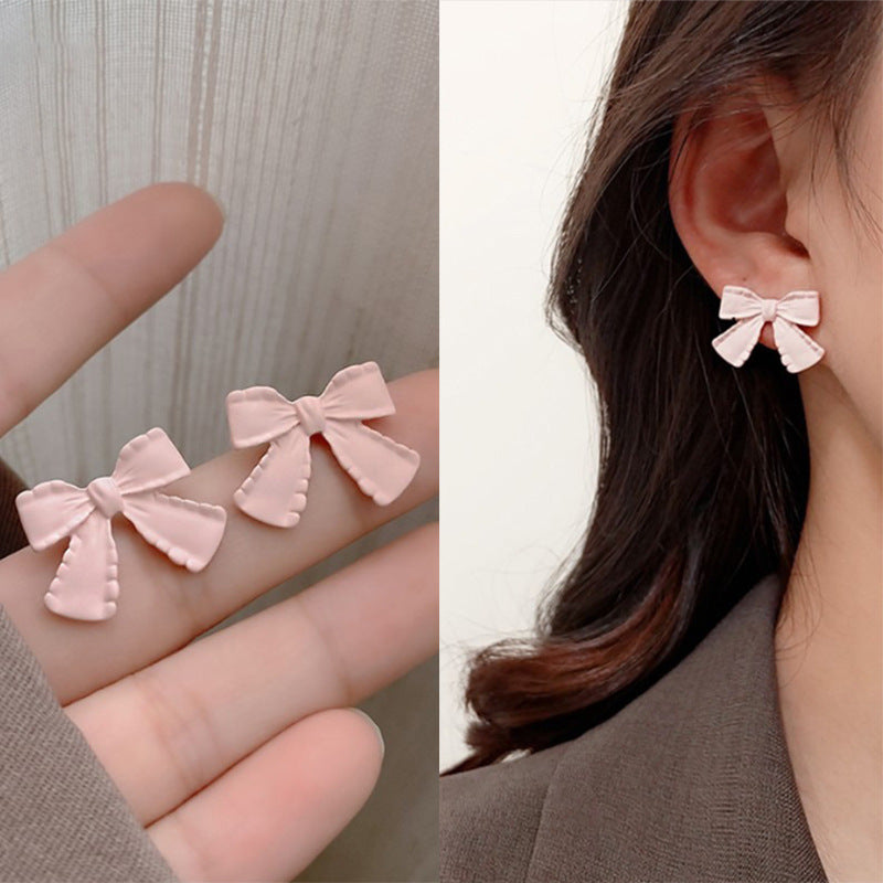 حلق فيونكة وردي ناعم – لمسة أنوثة رقيقة لإطلالتك اليومية