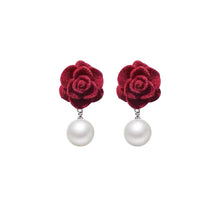 حلق بتصميم وردة بفص لؤلؤ راقي – استايل كلاسيك