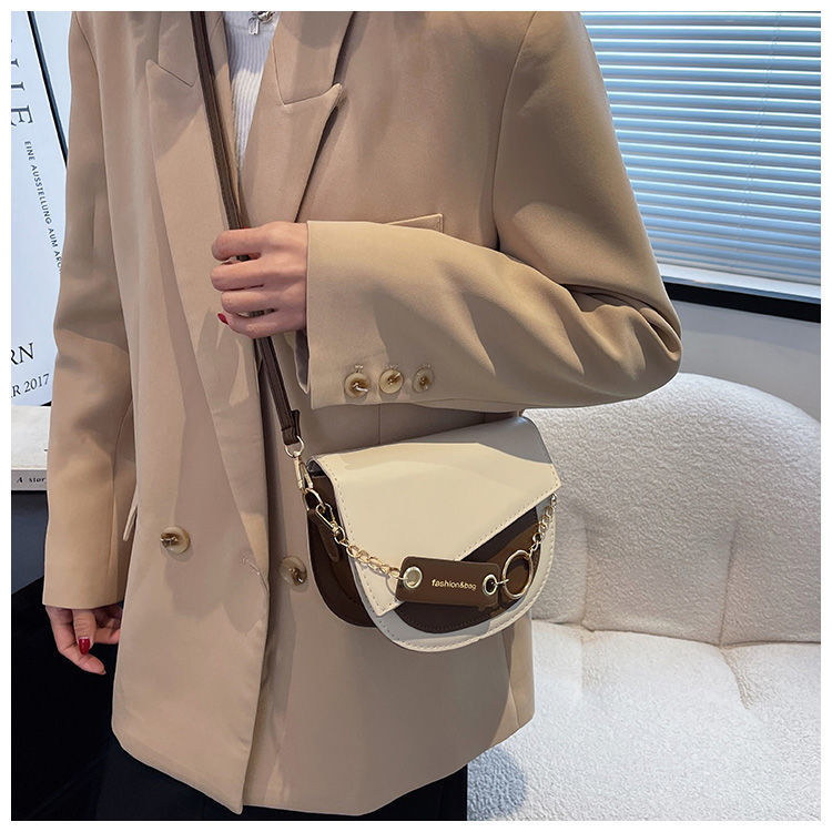 شنطة كروس بودي نصف دائرية بتصميم أنيق وسلسلة ذهبية