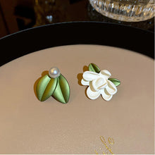 حلق بناتي وردة بيضاء مع ورق أخضر وفص لؤلؤ