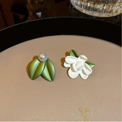 حلق بناتي وردة بيضاء مع ورق أخضر وفص لؤلؤ